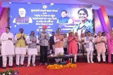 लाड़ली बहना योजना से बहनें बन रही सशक्त: मुख्यमंत्री डॉ यादव
सभी वर्गों के कल्याण के लिए संकल्पित है राज्य सरकार
प्रदेश में इसी माह लागू होगी समान नागरिक संहिता
मुख्यमंत्री डॉ यादव ने लहार से लाड़ली बहनों को दी 38वीं किश्त की सौगात
मुख्यमंत्री ने सिंगल क्लिक से 1.25 करोड़ से अधिक लाडली बहनों के खातों में 1835 करोड़ रुपये किए अंतरित
भिंड जिले के 322 करोड़ से अधिक के विकास कार्यों का किया लोकार्पण और भूमिपूजन
मुख्यमंत्री डॉ मोहन यादव ने कहा कि भिंडी ऋषि की तपोभूमि और भगवान हनुमान के दंदरौआ धाम की धरती से प्रदेश की लगभग 1 करोड़ 25 लाख 15 हजार लाड़ली बहनों को 38वीं किश्त जारी करना सौभाग्य की बात है। मुख्यमंत्री ने कहा कि 1000 रुपए की किश्त से शुरू हुई मुख्यमंत्री लाड़ली बहना योजना में अब बहनों को 1500 रुपए प्रतिमाह दिए जा रहे हैं। उन्होंने बताया कि योजन अंतर्गत लाडली बहनों के खातों में सिंगल क्लिक से 1835 करोड़ रुपये से अधिक राशि का अंतरण गया है। पिछले 2.5 वर्षों में कुल 51,000 करोड़ रुपये सीधे लाडली बहनों के खाते में पहुँचाए गए हैं, जिस राशि से लाडली बहनें अपने पारिवारिक दायित्व निभा पा रही हैं। मुख्यमंत्री ने कहा कि महिलाएं परिवार की रीढ़ और इज्जत हैं तथा सनातन संस्कृति में देवी के रूप में पूजनीय हैं। महिलाओं के अधिकार और सशक्तिकरण के लिए प्रदेश सरकार हर संभव प्रयास कर रही है जो निरंतर जारी रहेंगे। मुख्यमंत्री डॉ. यादव भिंड जिले के लहार विकासखंड में आयोजित राज्य स्तरीय कार्यक्रम को संबोधित कर रहे थे।
मुख्यमंत्री डॉ यादव ने कहा कि प्रदेश सरकार कृषक, गरीब, महिला और युवाओं सहित सभी वर्गों के कल्याण के लिए संकल्पित है। कृषक कल्याण वर्ष में किसानों के हित के लिए कई योजना बनाई गई हैं। किसानों से न्यूनतम समर्थन मूल्य पर उनकी फसलों का उपार्जन किया जा रहा है। गौशालाओं की स्थापना और अनुदान के माध्यम से प्रदेश में दुग्ध उत्पादन को बढ़ावा देकर देश में तीसरे स्थान से पहले स्थान पर लाने के प्रयास जारी है। सड़क परिवहन निगम की बसें चरणबद्ध रूप से पूरे प्रदेश में फिर से शुरू की जा रही हैं। पूरे प्रदेश में गीता भवन और वृंदावन ग्राम की स्थापना हो रही है। प्रदेश में उद्योग और व्यवसाय में अभूतपूर्व प्रगति हो रही है। शिवपुरी में 2500 करोड़ रुपए की लागत से नई मिसाइल फैक्ट्री बनाई गई है, जो देश की सुरक्षा में अहम भूमिका निभाएगी। प्रदेश में बेरोजगारी दर सबसे कम है और शासन का प्रयास है कि प्रदेश का युवा नौकरी मांगने वाला नहीं बल्कि नौकरी देने वाला बने।
मुख्यमंत्री डॉ यादव ने बताया कि आराध्य श्यामा प्रसाद मुखर्जी की प्रेरणा से प्रदेश में इसी माह समान नागरिक संहिता लागू होने वाली है, जिससे सभी नागरिकों, विशेषकर मुस्लिम महिलाओं को समानता का अधिकार मिलेगा। इस कानून के लिए नागरिकों से 10 लाख से ज्यादा सुझाव प्राप्त हुए हैं।
मुख्यमंत्री डॉ यादव ने कहा कि भिंड जिले में विकास का नया अध्याय लिखा जा था है। उन्होंने कहा कि भिंड का जवान सीमा की रक्षा करता है और किसान खेती से अपनी पहचान बनाता है। बदलते दौर के बीहड़ में डकैती की समाप्ति के बाद आज महिलाएं सुरक्षित हैं। भगवान श्रीकृष्ण की गुरुकुल व्यवस्था पर आधारित 4 सांदीपनी विद्यालयों की सौगात क्षेत्र को मिली है। इसके अलावा कार्यक्रम में लगभग 56 योजनाओं के तहत सवा 322 करोड़ रुपये से अधिक की जनकल्याणकारी परियोजनाओं की सौगात भी दी गई है। इस अवसर पर मुख्यमंत्री डॉ यादव ने लहार में नए पीजी कालेज की स्थापना की भी घोषणा की।
पंचायत एवं ग्रामीण विकास, श्रम विभाग तथा जिले के प्रभारी मंत्री श्री प्रह्लाद सिंह पटेल ने मुख्यमंत्री डॉ यादव को भिंड जिले में 322 करोड़ रुपए से अधिक राशि के विकास कार्यों के लिए धन्यवाद ज्ञापित कर कर कहा कि आज का दिन लहार के लिए ऐतिहासिक दिन है। उन्होंने बताया कि मुख्यमंत्री के नेतृत्व में प्रदेश और जिला भिंड के विकास के कार्य निरन्तर जारी हैं।
विधायक लहार श्री अम्बरीश शर्मा ने मुख्यमंत्री डॉ यादव से क्षेत्र को विकास कार्यों का आशीर्वाद निरंतर मिल रहा है। शिवपुरी में आर्डिनेंस फैक्ट्री स्थापित कर मुख्यमंत्री ने क्षेत्र के लिए रोजगार के नए अवसर उत्पन्न किए हैं। लहार में 6 विशाल गौशालाओं का भूमिपूजन किया गया है। महिलाओं और किसानों के कल्याण के अलावा धर्म और संस्कृति की रक्षा करने का महान कार्य कर रहे हैं, जिसके लिए पूरा प्रदेश मुख्यमंत्री का आभारी है।
मुख्यमंत्री डॉ. यादव ने कार्यक्रम में 238.96 करोड़ रुपये की लागत से पूर्ण हो चुके 40 विभिन्न विकास कार्यों का लोकार्पण किया। मुख्यमंत्री ने जिले के बुनियादी ढांचे को भविष्य की आवश्यकताओं के अनुरूप और अधिक सुदृढ़ बनाने के लिए 83.33 करोड़ की लागत वाली 16 नई लोक-कल्याणकारी परियोजनाओं का भूमिपूजन भी किया।
मुख्यमंत्री डॉ. यादव ने दीप प्रज्ज्वलित और कन्या पूजन कर कार्यक्रम का शुभारंभ किया। उन्होंने कार्यक्रम के दौरान विभिन्न हितग्राहियों को हितलाभ वितरित किए। मालनपुर औद्योगिक क्षेत्र के उद्यमियों ने मुख्यमंत्री डॉ यादव को स्मृतिचिन्ह भेंट किया। इस से पूर्व मुख्यमंत्री डॉ यादव ने शासकीय विभागों द्वारा लगाई गई जनकल्याणकारी योजनाओं की प्रदर्शनी, पोषण प्रदर्शनी, हाईटेक हॉर्टिकल्चर प्रदर्शनी, स्वसहायता समूहों और महिला उद्यमियों के उत्पादों का अवलोकन किया।
कार्यक्रम में नवीन एवं नवकरणीय ऊर्जा मंत्री श्री राकेश शुक्ला, विधायक भिण्ड श्री नरेन्द्र सिंह कुशवाह, जिला पंचायत अध्यक्ष श्रीमती कामना सिंह भदौरिया, पूर्व मंत्री श्री लाल सिंह आर्य और श्री ओपीएस भदौरिया, आईजी चंबल श्री सचिन अतुलकर, डीआईजी श्री सुनील जैन, कलेक्टर श्री किरोड़ी लाल मीना, पुलिस अधीक्षक श्री सूरज वर्मा सहित अन्य जनप्रतिनिधि, अधिकारी और बड़ी संख्या में नागरिक उपस्थित थे।
अभूतपूर्व एवं आत्मीय स्वागत हुआ
मुख्यमंत्री डॉ. मोहन यादव का भिण्ड जिले के विधानसभा क्षेत्र लहार में आगमन के उपरांत कार्यक्रम स्थल मार्ग पर जगह-जगह नागरिकों ने स्नेह से पुष्पवर्षा कर एवं फूलमाला पहनाकर प्रदेश के मुख्यमंत्री डॉ मोहन यादव का आत्मीय स्वागत एवं अभिनंदन किया। इस दौरान नागरिकों में अभूतपूर्व उत्साह देखा गया। हर कोई अपने प्रिय मुख्यमंत्री की एक झलक पाने के लिए आतुर नजर आया।
#CMMadhyaPradesh
#JansamparkMP
#भिण्ड
#Bhind