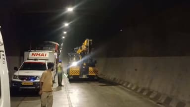 बाबा अमरनाथ बर्फानी दर्शन के बाद जम्मू के बनिहाल टनल के अंदर गाड़ी खराब होने पर NHAI हेल्पलाइन ने क्रेन द्वारा हम सभी को टनल से सकुशल निकालकर सुरक्षित स्थान पर पहुंचाया / करीब 4 घंटे गाड़ी बनने के बाद कटरा माता वैष्णों देवी के लिये सभी शिव भक्तों ने प्रस्थान किया ।
जिसके लिये धन्यवाद 🙏National Highways Authority of India ( NHAI )
#highlightseveryone
#follower
#NationalHighwaysAuthorityOfIndia
#JammuAndKashmir
#JKPolice