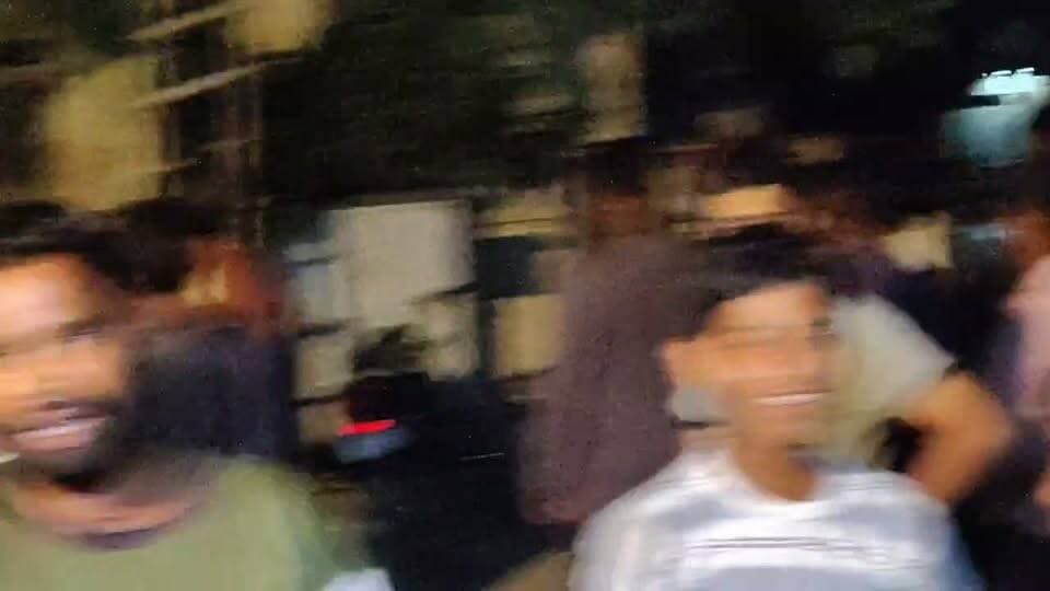 10 दिन से जल रहा ट्रांसफार्मर, अंधेरे में जीने को मजबूर खेड़ा बुजुर्ग के लोग! ⚡😱 | #Budaun #KhedaBuzurg #Transformer #PowerCut #BijliVibhag #UPNews #SatyamevBharatNews #ViralNews #GroundReport #ElectricityCrisis
⚡ बदायूँ के ग्राम पंचायत खेड़ा बुजुर्ग में पिछले 10 दिनों से 100 KVA ट्रांसफार्मर ओवरलोड होने के कारण बार-बार आग पकड़ रहा है। करीब 250 बिजली कनेक्शन होने से ग्रामीणों को लगातार बिजली संकट का सामना करना पड़ रहा है। लोगों का आरोप है कि कई शिकायतों के बावजूद बिजली विभाग कोई ठोस कार्रवाई नहीं कर रहा। आखिर कब मिलेगी राहत? आपकी क्या राय है, कमेंट में जरूर बताइए।
📍स्थान: ग्राम पंचायत खेड़ा बुजुर्ग, बदायूँ
#Budaun #KhedaBuzurg #ElectricityCrisis #TransformerFire #UPNews #GroundReport #SatyamevBharatNews #ViralNews