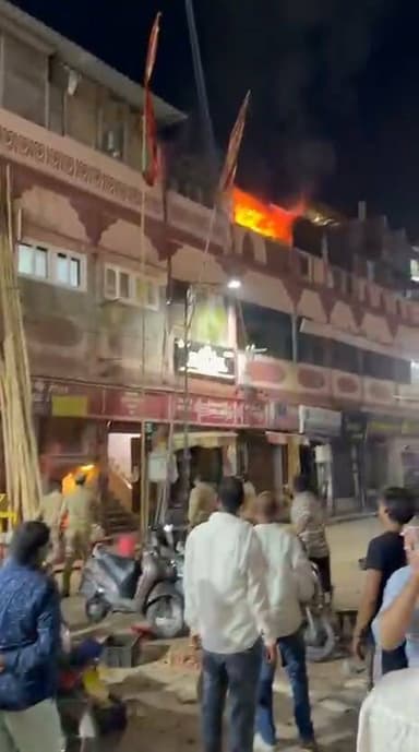 वाराणसी में दशाश्वमेध घाट भवन के सामने मकान में लगी आग. आग की वजह AC का फटना बताई जा रही #Chandauli #varanasi #viralreelsfacebook