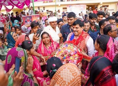 लाड़ली बहनों ने दंदरौआ धाम में मुख्यमंत्री जी को राखी भेंट की
मुख्यमंत्री डॉ॰ मोहन यादव के दंदरौआ धाम आगमन के अवसर पर लाड़ली बहनों ने उन्हें राखी भेंट कर आत्मीय स्वागत किया। इस दौरान बहनों ने मुख्यमंत्री के प्रति सम्मान एवं स्नेह व्यक्त करते हुए उनके सुख, समृद्धि एवं दीर्घायु की कामना की। मुख्यमंत्री ने भी लाड़ली बहनों के स्नेह और सम्मान के लिए उनका आभार व्यक्त किया।
#CMMadhyaPradesh
#JansamparkMP
#मुख्यमंत्री_लाड़ली_बहना_योजना
#Ladli_Bahna
#LadliBahnaMP
#भिण्ड
#Bhind
