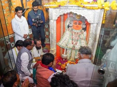 मुख्यमंत्री डॉ. मोहन यादव ने दंदरौआ सरकार धाम में किए दर्शन एवं पूजा-अर्चना
मुख्यमंत्री डॉ. मोहन यादव ने आज भिण्ड जिले की मेहगांव तहसील स्थित प्रसिद्ध धार्मिक स्थल दंदरौआ सरकार धाम पहुंचकर दर्शन किए तथा विधि-विधान से पूजा-अर्चना कर प्रदेशवासियों के सुख, समृद्धि एवं खुशहाली की कामना की।
मुख्यमंत्री डॉ. यादव ने मंदिर परिसर में भगवान के समक्ष प्रदेश की उन्नति, किसानों की समृद्धि तथा नागरिकों के स्वास्थ्य एवं कल्याण के लिए प्रार्थना की। इस अवसर पर उन्होंने दंदरौआ सरकार धाम की धार्मिक एवं आध्यात्मिक महत्ता का उल्लेख करते हुए कहा कि ऐसे आस्था केंद्र समाज में सकारात्मक ऊर्जा, सांस्कृतिक मूल्यों और सामाजिक समरसता को सुदृढ़ करने का कार्य करते हैं।
इस अवसर पर पंचायत एवं ग्रामीण विकास तथा श्रम विभाग के मंत्री एवं जिले के प्रभारी मंत्री श्री प्रहलाद सिंह पटेल,नवीन एवं नवकरणीय ऊर्जा मंत्री श्री राकेश शुक्ला, उपस्थित रहें।
उन्होंने मंदिर के महंत श्री श्री 1008 रामदास जी महाराज से भेंट भी की एवं मंदिर परिसर का भ्रमण किया।
मुख्यमंत्री के आगमन पर जनप्रतिनिधियों, प्रशासनिक अधिकारियों एवं श्रद्धालुओं द्वारा उनका आत्मीय स्वागत किया गया। दर्शन एवं पूजा-अर्चना के दौरान मंदिर परिसर में श्रद्धा और भक्ति का वातावरण बना रहा।
#CMMadhyaPradesh
#JansamparkMP
#भिण्ड
#Bhind