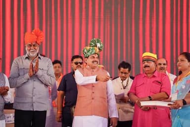 लाड़ली बहना योजना से बहनें बन रही सशक्त: मुख्यमंत्री डॉ यादव
सभी वर्गों के कल्याण के लिए संकल्पित है राज्य सरकार
प्रदेश में इसी माह लागू होगी समान नागरिक संहिता
मुख्यमंत्री डॉ यादव ने लहार से लाड़ली बहनों को दी 38वीं किश्त की सौगात
मुख्यमंत्री ने सिंगल क्लिक से 1.25 करोड़ से अधिक लाडली बहनों के खातों में 1835 करोड़ रुपये किए अंतरित
भिंड जिले के 322 करोड़ से अधिक के विकास कार्यों का किया लोकार्पण और भूमिपूजन
मुख्यमंत्री डॉ मोहन यादव ने कहा कि भिंडी ऋषि की तपोभूमि और भगवान हनुमान के दंदरौआ धाम की धरती से प्रदेश की लगभग 1 करोड़ 25 लाख 15 हजार लाड़ली बहनों को 38वीं किश्त जारी करना सौभाग्य की बात है। मुख्यमंत्री ने कहा कि 1000 रुपए की किश्त से शुरू हुई मुख्यमंत्री लाड़ली बहना योजना में अब बहनों को 1500 रुपए प्रतिमाह दिए जा रहे हैं। उन्होंने बताया कि योजन अंतर्गत लाडली बहनों के खातों में सिंगल क्लिक से 1835 करोड़ रुपये से अधिक राशि का अंतरण गया है। पिछले 2.5 वर्षों में कुल 51,000 करोड़ रुपये सीधे लाडली बहनों के खाते में पहुँचाए गए हैं, जिस राशि से लाडली बहनें अपने पारिवारिक दायित्व निभा पा रही हैं। मुख्यमंत्री ने कहा कि महिलाएं परिवार की रीढ़ और इज्जत हैं तथा सनातन संस्कृति में देवी के रूप में पूजनीय हैं। महिलाओं के अधिकार और सशक्तिकरण के लिए प्रदेश सरकार हर संभव प्रयास कर रही है जो निरंतर जारी रहेंगे। मुख्यमंत्री डॉ. यादव भिंड जिले के लहार विकासखंड में आयोजित राज्य स्तरीय कार्यक्रम को संबोधित कर रहे थे।
मुख्यमंत्री डॉ यादव ने कहा कि प्रदेश सरकार कृषक, गरीब, महिला और युवाओं सहित सभी वर्गों के कल्याण के लिए संकल्पित है। कृषक कल्याण वर्ष में किसानों के हित के लिए कई योजना बनाई गई हैं। किसानों से न्यूनतम समर्थन मूल्य पर उनकी फसलों का उपार्जन किया जा रहा है। गौशालाओं की स्थापना और अनुदान के माध्यम से प्रदेश में दुग्ध उत्पादन को बढ़ावा देकर देश में तीसरे स्थान से पहले स्थान पर लाने के प्रयास जारी है। सड़क परिवहन निगम की बसें चरणबद्ध रूप से पूरे प्रदेश में फिर से शुरू की जा रही हैं। पूरे प्रदेश में गीता भवन और वृंदावन ग्राम की स्थापना हो रही है। प्रदेश में उद्योग और व्यवसाय में अभूतपूर्व प्रगति हो रही है। शिवपुरी में 2500 करोड़ रुपए की लागत से नई मिसाइल फैक्ट्री बनाई गई है, जो देश की सुरक्षा में अहम भूमिका निभाएगी। प्रदेश में बेरोजगारी दर सबसे कम है और शासन का प्रयास है कि प्रदेश का युवा नौकरी मांगने वाला नहीं बल्कि नौकरी देने वाला बने।
मुख्यमंत्री डॉ यादव ने बताया कि आराध्य श्यामा प्रसाद मुखर्जी की प्रेरणा से प्रदेश में इसी माह समान नागरिक संहिता लागू होने वाली है, जिससे सभी नागरिकों, विशेषकर मुस्लिम महिलाओं को समानता का अधिकार मिलेगा। इस कानून के लिए नागरिकों से 10 लाख से ज्यादा सुझाव प्राप्त हुए हैं।
मुख्यमंत्री डॉ यादव ने कहा कि भिंड जिले में विकास का नया अध्याय लिखा जा था है। उन्होंने कहा कि भिंड का जवान सीमा की रक्षा करता है और किसान खेती से अपनी पहचान बनाता है। बदलते दौर के बीहड़ में डकैती की समाप्ति के बाद आज महिलाएं सुरक्षित हैं। भगवान श्रीकृष्ण की गुरुकुल व्यवस्था पर आधारित 4 सांदीपनी विद्यालयों की सौगात क्षेत्र को मिली है। इसके अलावा कार्यक्रम में लगभग 56 योजनाओं के तहत सवा 322 करोड़ रुपये से अधिक की जनकल्याणकारी परियोजनाओं की सौगात भी दी गई है। इस अवसर पर मुख्यमंत्री डॉ यादव ने लहार में नए पीजी कालेज की स्थापना की भी घोषणा की।
पंचायत एवं ग्रामीण विकास, श्रम विभाग तथा जिले के प्रभारी मंत्री श्री प्रह्लाद सिंह पटेल ने मुख्यमंत्री डॉ यादव को भिंड जिले में 322 करोड़ रुपए से अधिक राशि के विकास कार्यों के लिए धन्यवाद ज्ञापित कर कर कहा कि आज का दिन लहार के लिए ऐतिहासिक दिन है। उन्होंने बताया कि मुख्यमंत्री के नेतृत्व में प्रदेश और जिला भिंड के विकास के कार्य निरन्तर जारी हैं।
विधायक लहार श्री अम्बरीश शर्मा ने मुख्यमंत्री डॉ यादव से क्षेत्र को विकास कार्यों का आशीर्वाद निरंतर मिल रहा है। शिवपुरी में आर्डिनेंस फैक्ट्री स्थापित कर मुख्यमंत्री ने क्षेत्र के लिए रोजगार के नए अवसर उत्पन्न किए हैं। लहार में 6 विशाल गौशालाओं का भूमिपूजन किया गया है। महिलाओं और किसानों के कल्याण के अलावा धर्म और संस्कृति की रक्षा करने का महान कार्य कर रहे हैं, जिसके लिए पूरा प्रदेश मुख्यमंत्री का आभारी है।
मुख्यमंत्री डॉ. यादव ने कार्यक्रम में 238.96 करोड़ रुपये की लागत से पूर्ण हो चुके 40 विभिन्न विकास कार्यों का लोकार्पण किया। मुख्यमंत्री ने जिले के बुनियादी ढांचे को भविष्य की आवश्यकताओं के अनुरूप और अधिक सुदृढ़ बनाने के लिए 83.33 करोड़ की लागत वाली 16 नई लोक-कल्याणकारी परियोजनाओं का भूमिपूजन भी किया।
मुख्यमंत्री डॉ. यादव ने दीप प्रज्ज्वलित और कन्या पूजन कर कार्यक्रम का शुभारंभ किया। उन्होंने कार्यक्रम के दौरान विभिन्न हितग्राहियों को हितलाभ वितरित किए। मालनपुर औद्योगिक क्षेत्र के उद्यमियों ने मुख्यमंत्री डॉ यादव को स्मृतिचिन्ह भेंट किया। इस से पूर्व मुख्यमंत्री डॉ यादव ने शासकीय विभागों द्वारा लगाई गई जनकल्याणकारी योजनाओं की प्रदर्शनी, पोषण प्रदर्शनी, हाईटेक हॉर्टिकल्चर प्रदर्शनी, स्वसहायता समूहों और महिला उद्यमियों के उत्पादों का अवलोकन किया।
कार्यक्रम में नवीन एवं नवकरणीय ऊर्जा मंत्री श्री राकेश शुक्ला, विधायक भिण्ड श्री नरेन्द्र सिंह कुशवाह, जिला पंचायत अध्यक्ष श्रीमती कामना सिंह भदौरिया, पूर्व मंत्री श्री लाल सिंह आर्य और श्री ओपीएस भदौरिया, आईजी चंबल श्री सचिन अतुलकर, डीआईजी श्री सुनील जैन, कलेक्टर श्री किरोड़ी लाल मीना, पुलिस अधीक्षक श्री सूरज वर्मा सहित अन्य जनप्रतिनिधि, अधिकारी और बड़ी संख्या में नागरिक उपस्थित थे।
अभूतपूर्व एवं आत्मीय स्वागत हुआ
मुख्यमंत्री डॉ. मोहन यादव का भिण्ड जिले के विधानसभा क्षेत्र लहार में आगमन के उपरांत कार्यक्रम स्थल मार्ग पर जगह-जगह नागरिकों ने स्नेह से पुष्पवर्षा कर एवं फूलमाला पहनाकर प्रदेश के मुख्यमंत्री डॉ मोहन यादव का आत्मीय स्वागत एवं अभिनंदन किया। इस दौरान नागरिकों में अभूतपूर्व उत्साह देखा गया। हर कोई अपने प्रिय मुख्यमंत्री की एक झलक पाने के लिए आतुर नजर आया।
#CMMadhyaPradesh
#JansamparkMP
#मुख्यमंत्री_लाड़ली_बहना_MP
#Ladli_Bahna
#LadliBahnaMP
#भिण्ड
#Bhind