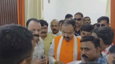 jhansi : अयोध्या के वामन मंदिर के महंत वैदेही बल्लभ शरण पर करीब 73 लाख की धोखाधड़ी का आरोप! शिकायत करता आज डिप्टी CM केशव प्रसाद मौर्य से मिले...
#Jhansi #thenewstantra #jhansinews