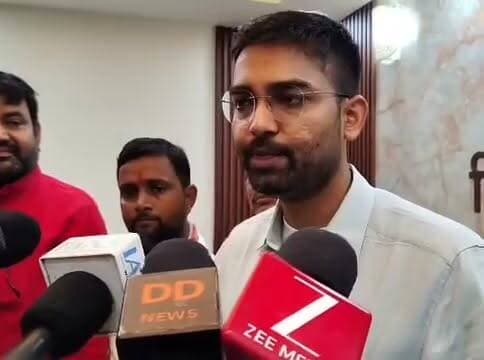 बिहार में पंचायत चुनाव में हो सकती है देरी, परिसीमन और रोस्टर पर अभी फैसला नहीं: दीपक प्रकाश।
बिहार में पंचायत चुनाव तय समय पर होंगे या नहीं, इसे लेकर संशय के बादल मंडरा रहे हैं। पंचायती राज मंत्री दीपक प्रकाश ने रविवार को शेखपुरा में कहा कि परिसीमन और आरक्षण रोस्टर पर अभी फैसला नहीं हुआ है, जिसके कारण चुनाव में देरी हो सकती है।
उन्होंने कहा कि राज्य निर्वाचन आयोग चाहता है कि पंचायत चुनाव समय पर संपन्न हों, लेकिन परिसीमन की प्रक्रिया पूरी होना जरूरी है। इस पर विभाग स्तर पर चर्चा चल रही है। "अगर सब कुछ ठीक रहा तो समय पर चुनाव होंगे। लेकिन अभी परिसीमन को लेकर अंतिम निर्णय नहीं हुआ है," मंत्री ने कहा।
#Sheikhpura #BiharPanchayatElection #DeepakPrakash #PanchayatiRaj #BiharNews