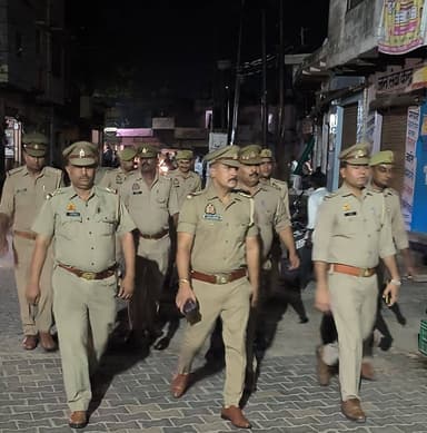 #SPHts के निर्देशन मे जनपद में शान्ति, सुरक्षा व कानून व्यवस्था को सुदृढ बनाये रखने हेतु थाना सहपऊ पुलिस द्वारा थाना क्षेत्र में पर्याप्त पुलिस बल के साथ पैदल गश्त कर सुरक्षा व्यवस्था का लिया जायजा। #UPPolice https://t.co/RkQMEKHPJs