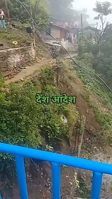 सिरमौर में मानसून का कहर: शिलाई के बोबरी गांव में भरभराकर गिरी सुरक्षा दीवार, मंदिर और सामुदायिक भवन खतरे में; दहशत में ग्रामीण