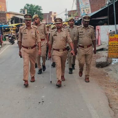 पुलिस अधीक्षक कन्नौज विनोद कुमार के निर्देशन में जनपद में शांति एवं कानून व्यवस्था बनाये रखने हेतु थाना सकरावा पुलिस द्वारा अपने थाना क्षेत्र में पैदल गस्त किया गया। आम-जनमानस से वार्ता कर सुरक्षा के प्रति आश्वस्त किया गया । https://t.co/bRWLzzujSf