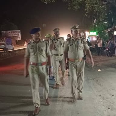 पुलिस अधीक्षक कन्नौज विनोद कुमार के निर्देशन में जनपद में शांति एवं कानून व्यवस्था बनाये रखने हेतु क्षेत्राधिकारी तिर्वा द्वारा थाना तिर्वा पुलिस बल के साथ थाना तिर्वा क्षेत्र में पैदल गस्त किया गया। आम-जनमानस से वार्ता कर सुरक्षा के प्रति आश्वस्त किया गया । https://t.co/2J58CjJ27S