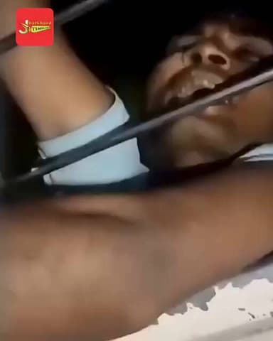 चलती ट्रेन से मोबाइन छीनने लगा चोर, यात्रियों ने पकड़ा,VIDEO !