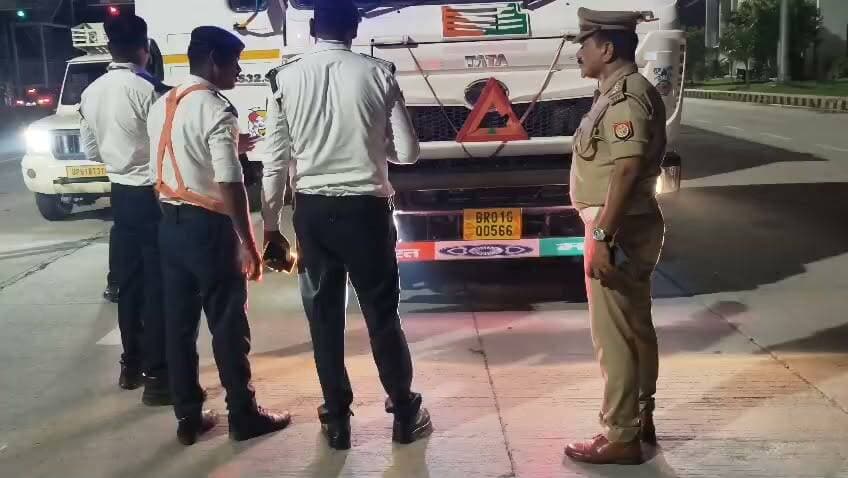 #बिरनो टोल प्लाजा पर सघन वाहन चेकिंग अभियान चलाया गया #पुलिस महानिदेशक, #यातायात एवं #सड़क सुरक्षा, उत्तर प्रदेश के निर्देशन में तथा पुलिस अधीक्षक गाजीपुर डॉ. ईरज राजा के पर्यवेक्षण में दिनांक 11/07/26 को बिरनो टोल प्लाजा पर सघन वाहन चेकिंग अभियान चलाया गया
अपर पुलिस अधीक्षक नगर राकेश कुमार मिश्र, एआरटीओ #गाज़ीपुर, क्षेत्राधिकारी यातायात, यातायात निरीक्षक श्री बालेंद्र कुमार एवं थानाध्यक्ष बिरनो के नेतृत्व में कुल 8 टीमों का गठन कर यह अभियान चलाया गया
1. *ड्रंकन ड्राइविंग*: नशे की हालत में वाहन चलाते हुए 03 चालकों को पकड़ा गया, जिनके विरुद्ध वैधानिक कार्यवाही की गई।
2. *प्रेशर हॉर्न*: 07 वाहनों का चालान किया गया।
3. *नंबर प्लेट/HSRP*: 10 वाहनों का चालान काटा गया।
4. *कुल कार्यवाही*: अभियान के अंतर्गत कुल 160 वाहनों का चालान कर लगभग 339700 का जुर्माना लगाया गया।
यह अभियान मुख्य रूप से ड्रंकन ड्राइव, प्रेशर हॉर्न, मोडिफाइड साइलेंसर एवं HSRP नंबर प्लेट के विरुद्ध चलाया गया