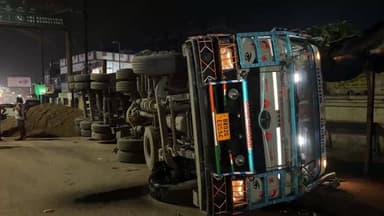 रघुकुल के समीप बालू लदा ट्रक पलटी, कोई हताहत नहीं