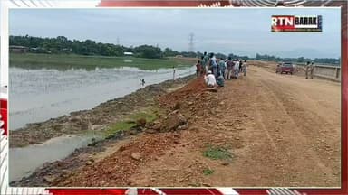 ভারতমালার খনন করা নালা আদৌ কী এক মিটার গভীর, পুলিশের সামনেই চলছে গভীরতা নির্ণয়।