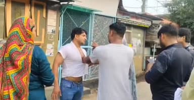 GPS ने खोली पति की बेवफाई! पत्नी ने होटल में प्रेमिका संग रंगे हाथों पकड़ा
हापुड़ (यूपी): पत्नी ने कार में गुपचुप GPS लगाकर पति की लोकेशन ट्रैक की और उसे होटल में कथित प्रेमिका के साथ पकड़ लिया। इसके बाद होटल से सड़क तक जमकर हंगामा और मारपीट हुई। सूचना पर पहुंची पुलिस ने मामले को शांत कराया और आरोपी पति का शांति भंग में चालान कर दिया। मामले की जांच जारी है।
#Hapur #UttarPradesh #BreakingNews #GPS #ViralNews