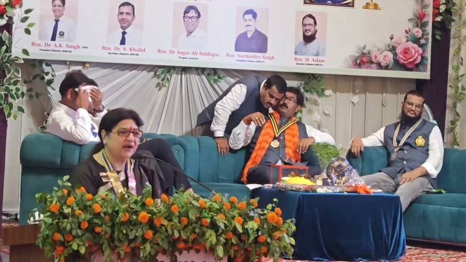 रोटरी क्लब की पूनम गुलाटी बोलीं— "रोटरी एक नशा है, जो जुड़ा वह फिर अलग नहीं हो पाता"
#RotaryClub #PoonamGulati #ServiceAboveSelf #SocialService #Rotary #MauNews #KhabareAbhiTak