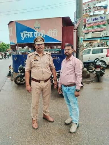 #मऊ के भीटी चौराहे पर ड्यूटी के दौरान #उभांव थाने के पूर्व चर्चित #दरोगा एसआई #राजेश_कुमार जी से अचानक मुलाकात हो गई। मुझे देखते ही आत्मीयता से मिलने आगे बढ़े तो पुराने दिनों की यादें ताज़ा हो गईं। उभांव थाने में उनका कार्यकाल आज भी लोगों को याद है। वर्तमान में वे भीटी पुलिस चौकी प्रभारी के रूप में पूरी निष्ठा से अपनी जिम्मेदारियों का निर्वहन कर रहे हैं।
#followerseveryone #nonfollowersviewers #fb #ubhavthana #BalliaPolice #
#Mau #BhitiChauraha #SIRajeshKumar #UbhawnThana #MemorableMeeting