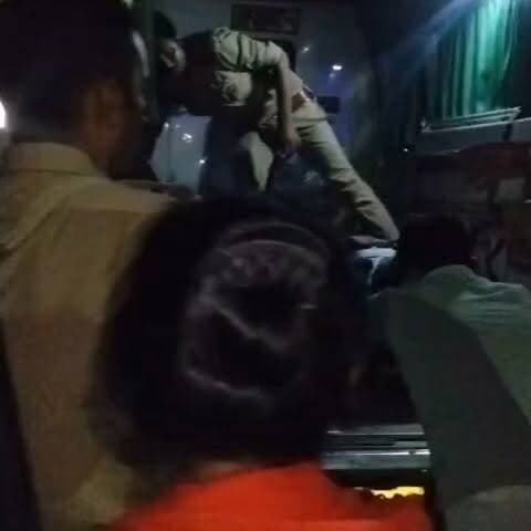 संदिग्ध परिस्थितियों में अधेड़ की जहरीला पदार्थ खाने से मौत, पुलिस जांच में जुटी
जिला अस्पताल पहुंचने से पहले नहीं बच सकी जान, परिजनों में मचा कोहराम
सुल्तानपुर घोष क्षेत्र के प्रेमनगर कस्बे की घटना, पोस्टमार्टम रिपोर्ट का इंतजार
✒️रिपोर्ट :- सहयोगी मुन्ना यादव के साथ नाजिया परवीन
फतेहपुर। जनपद के सुल्तानपुर घोष थाना क्षेत्र स्थित प्रेमनगर कस्बे में एक 43 वर्षीय अधेड़ की संदिग्ध परिस्थितियों में जहरीला पदार्थ खाने से मौत हो गई। परिजन गंभीर हालत में उन्हें 108 एम्बुलेंस से जिला अस्पताल लेकर पहुंचे, जहां चिकित्सकों ने परीक्षण के बाद मृत घोषित कर दिया। पुलिस ने मामले की जांच शुरू कर दी है और मौत के वास्तविक कारणों का पता लगाने का प्रयास किया जा रहा है।
खागा/फतेहपुर। जनपद के सुल्तानपुर घोष थाना क्षेत्र के प्रेमनगर कस्बे में रविवार को एक दर्दनाक घटना सामने आई। संदिग्ध परिस्थितियों में एक अधेड़ व्यक्ति द्वारा जहरीला पदार्थ खाने की सूचना से क्षेत्र में हड़कंप मच गया। उपचार के लिए अस्पताल ले जाए जाने के बावजूद उनकी जान नहीं बचाई जा सकी।
प्राप्त जानकारी के अनुसार, उदयभान यादव (43 वर्ष) पुत्र कुंजन यादव, मूल रूप से हथगांव थाना क्षेत्र के प्रयागदासपुर मजरा पैगापुर गांव के निवासी थे। वर्तमान में वह अपनी पत्नी और दो बेटियों के साथ प्रेमनगर कस्बे के भादर रोड स्थित अपने ससुर भोला यादव के घर में रह रहे थे।
बताया जा रहा है कि घटना के समय वह घर पर अकेले थे। इसी दौरान उन्होंने संदिग्ध परिस्थितियों में जहरीला पदार्थ खा लिया। कुछ देर बाद परिजनों को घटना की जानकारी हुई तो वे उन्हें तत्काल 108 एम्बुलेंस की सहायता से जिला अस्पताल फतेहपुर लेकर पहुंचे। चिकित्सकों ने परीक्षण के बाद उन्हें मृत घोषित कर दिया।
घटना की सूचना मिलते ही स्थानीय पुलिस मौके पर पहुंची और आवश्यक जांच-पड़ताल शुरू कर दी। पुलिस ने शव को कब्जे में लेकर अग्रिम विधिक कार्रवाई प्रारंभ कर दी है। अधिकारियों का कहना है कि पोस्टमार्टम रिपोर्ट और जांच के आधार पर ही मौत के वास्तविक कारणों का स्पष्ट पता चल सकेगा।
फिलहाल पुलिस सभी पहलुओं को ध्यान में रखकर मामले की जांच कर रही है।
मृत्यु की परिस्थितियां अभी स्पष्ट नहीं हैं। पुलिस का कहना है कि मामले की निष्पक्ष जांच की जा रही है और उपलब्ध साक्ष्यों तथा पोस्टमार्टम रिपोर्ट के आधार पर आगे की कार्रवाई की जाएगी। जांच पूरी होने तक घटना के कारणों को लेकर किसी निष्कर्ष पर पहुंचना उचित नहीं होगा।
🟥 ND NEWS | दैनिक निष्पक्ष धारा की अपील
एनडी न्यूज़ एवं दैनिक निष्पक्ष धारा प्रशासन से अपील करता है कि मामले की निष्पक्ष एवं पारदर्शी जांच कर वास्तविक तथ्यों को सामने लाया जाए। यदि किसी भी प्रकार की संदिग्ध परिस्थिति या लापरवाही सामने आती है तो जिम्मेदार लोगों के विरुद्ध नियमानुसार कार्रवाई सुनिश्चित की जाए। साथ ही समाज से भी अपील है कि किसी भी मानसिक, पारिवारिक या सामाजिक संकट की स्थिति में अकेले निर्णय लेने के बजाय परिवार, मित्रों या संबंधित सहायता सेवाओं से संपर्क करें।
जनहित में सुझाव
किसी भी संदिग्ध घटना की सूचना तत्काल पुलिस को दें।
जहरीले पदार्थों को बच्चों और अन्य लोगों की पहुंच से दूर सुरक्षित रखें।
किसी व्यक्ति की अचानक तबीयत बिगड़ने पर बिना देर किए चिकित्सकीय सहायता लें।
अफवाहों या अपुष्ट सूचनाओं के आधार पर निष्कर्ष निकालने से बचें।
पोस्टमार्टम और पुलिस जांच पूरी होने तक आधिकारिक जानकारी का इंतजार करें।
👇👇👇
#NDNews #दैनिकनिष्पक्षधारा #Fatehpur #Khaga #SultanpurGhosh #PremNagar #BreakingNews #UttarPradesh #PoliceInvestigation #DistrictHospital #PublicAwareness
👇👇👇👇
@dgpup
@RSSorg
@UPGovt
@wpl1090
@RSSgeet
@Uppolice
@MIB_India
@PMOIndia
@HMOIndia
@abmanglik
@VHPDigital
@igrangealld
@myogioffice
@InfoDeptUP
@dmfatehpur
@sdmsadarftp
@CMOfficeUP
@CMOUP_RC
@UPPRD1948
@ChiefSecyUP
@ChiefSecyUP
@MahantYogiG
@FatehpurSdm
@fatehpurpolice
@BajrangDalOrg
@rashtrapatibhvn
@UPMahilaKalyan
@112UttarPradesh
@myogiadityanath
@CommissionerPrg
@ADGZonPrayagraj
👇👇👇
🟥 ND NEWS | दैनिक निष्पक्ष धारा
मुख्य संपादक / संस्थापक: राजन सिंह हाड़ा
सह-संपादक: शालिनी सिंह भदौरिया
📍 कार्यालय-3: U158, हीरा स्वीट्स के पास, विकास मार्ग, लक्ष्मी नगर, पूर्वी दिल्ली, पिन कोड – 110092 (NCR)
📍 कार्यालय-2: विधानसभा रोड, बर्लिंगटन चौराहा, लखनऊ (226001) (UP)
📍 कार्यालय-1: 1/1 अटल बिहारी चौराहा, नियर बर्मा चौराहा, फतेहपुर (212601) (UP)
📅 दिनांक: 13 जुलाई 2026
📆 दिन: सोमवार
📧 Email: ndnewschannel@gmail.com
📞 मोबाइल: 9696119696