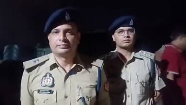 "सुलतानपुर पुलिस एवं फायर सर्विस की तत्परता से कोतवाली नगर क्षेत्रान्तर्गत एक गोदाम में लगी आग पर पाया गया पूर्ण नियंत्रण, कोई जनहानि नहीं।" उक्त के सम्बन्ध में श्रीमान अपर पुलिस अधीक्षक श्री वृजनारायन सिंह द्वारा दी गयी बाइट- https://t.co/vhTEGDiX15