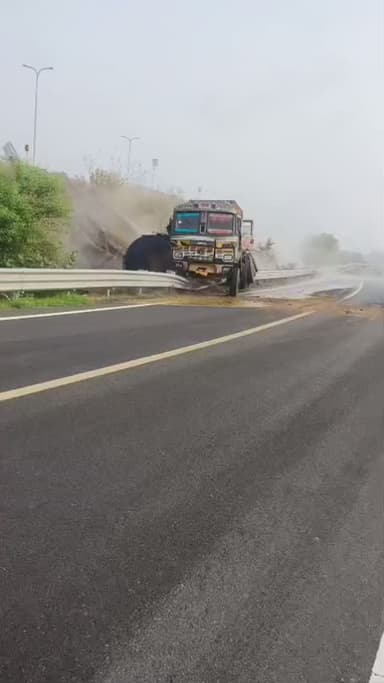 दिल्ली मुंबई एक्सप्रेसवे गरोठ में एसिड से भरा ट्रक पलटा कोई जनहानि नहीं