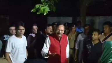 ग़ुस्से में सांसद राजकुमार चाहर ने RPF को आड़े हाथ लिया कहा कौन आदेश कर रहा है तुम्हें,तुम्हारी भी तो बुद्धि है .तुम वर्दी और सरकार को बदनाम कर रहे हो..आगरा कैंट पर RPF द्वारा स्टेशन मास्टर के साथ मारपीट के बाद पीड़ित से मिलने पहुंचे थे सांसद राजकुमार चाहर. #AgraNews #AgraPolice
#viralvideo #trending #viral