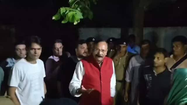 ग़ुस्से में सांसद राजकुमार चाहर ने RPF को आड़े हाथ लिया कहा कौन आदेश कर रहा है तुम्हें,तुम्हारी भी तो बुद्धि है .तुम वर्दी और सरकार को बदनाम कर रहे हो..आगरा कैंट पर RPF द्वारा स्टेशन मास्टर के साथ मारपीट के बाद पीड़ित से मिलने पहुंचे थे सांसद राजकुमार चाहर. #AgraNews #AgraPolice
#viralvideo #trending #viral