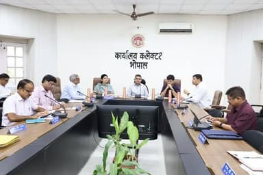 कलेक्टर श्री प्रियंक मिश्रा ने आज कलेक्ट्रेट सभाकक्ष में आयोजित समय-सीमा पत्रों की साप्ताहिक समीक्षा बैठक में विभागवार लंबित समय-सीमा पत्रों एवं सीएम हेल्पलाइन में लंबित शिकायतों की विस्तृत समीक्षा की।
बैठक में उन्होंने अधिकारियों को निर्देशित किया कि सभी लंबित प्रकरणों का समयबद्ध, गुणवत्तापूर्ण एवं संतोषजनक निराकरण सुनिश्चित किया जाए। साथ ही जनशिकायतों के निराकरण में संवेदनशीलता, जवाबदेही एवं प्रभावी समन्वय के साथ कार्य करने पर विशेष बल दिया।
CM Madhya Pradesh
Jansampark Madhya Pradesh
#Bhopal #भोपाल