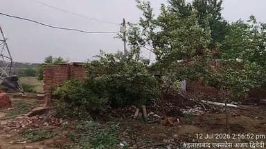 रिंग रोड निर्माण में सुरक्षा मानकों पर सवाल, खुला गड्ढा और ट्रांसफार्मर बना खतरा
घूरपुर क्षेत्र में निर्माण स्थल के पास बस्ती, स्थानीय लोगों ने जताई चिंता
बड़ा हादसा होने से पहले सुरक्षा इंतजाम सुनिश्चित करने की मांग
✒️रिपोर्ट सहयोगी प्रमोद व सुनील यादव के साथ राजेश सोनकर
प्रयागराज के घूरपुर थाना क्षेत्र से गुजर रहे रिंग रोड निर्माण कार्य के दौरान सुरक्षा मानकों को लेकर स्थानीय लोगों ने गंभीर सवाल उठाए हैं। आरोप है कि निर्माण स्थल पर खुले गड्ढों के आसपास पर्याप्त सुरक्षा व्यवस्था नहीं की गई है। वहीं, निर्माणाधीन स्थल के निकट खुले में रखा विद्युत ट्रांसफार्मर भी लोगों की चिंता का कारण बना हुआ है। स्थानीय नागरिकों का कहना है कि यदि समय रहते सुरक्षा उपाय नहीं किए गए तो बड़ा हादसा हो सकता है।
प्रयागराज। घूरपुर थाना क्षेत्र में चल रहे रिंग रोड निर्माण कार्य के बीच सुरक्षा व्यवस्था को लेकर स्थानीय लोगों में नाराजगी और चिंता देखने को मिल रही है। निर्माण स्थल से सटी आबादी होने के बावजूद कई स्थानों पर खुले गड्ढे दिखाई दे रहे हैं, जिनके चारों ओर पर्याप्त बैरिकेडिंग, चेतावनी बोर्ड या सुरक्षा संकेत नहीं होने का दावा किया जा रहा है।
स्थानीय लोगों का कहना है कि यदि कोई राहगीर, बच्चा, बुजुर्ग या पशु इन गड्ढों में गिर जाता है तो गंभीर हादसा हो सकता है। लोगों ने सवाल उठाया है कि ऐसी स्थिति में जिम्मेदारी किसकी होगी—कार्यदायी संस्था की, संबंधित विभाग की या निगरानी कर रहे अधिकारियों की?
इसी निर्माण स्थल के पास खुले में रखा विद्युत ट्रांसफार्मर भी लोगों की चिंता बढ़ा रहा है। स्थानीय निवासियों का कहना है कि ट्रांसफार्मर के आसपास पर्याप्त सुरक्षा घेरा नहीं होने से विशेषकर बच्चों और राहगीरों के लिए खतरा बना हुआ है।
स्थानीय नागरिकों ने मांग की है कि निर्माण एजेंसी, लोक निर्माण विभाग, विद्युत विभाग और संबंधित प्रशासनिक अधिकारी तत्काल मौके का निरीक्षण करें तथा सुरक्षा मानकों का पालन सुनिश्चित कराएं। निर्माण कार्य के दौरान बैरिकेडिंग, रिफ्लेक्टर, चेतावनी संकेत, रात्रिकालीन प्रकाश व्यवस्था और विद्युत उपकरणों की सुरक्षित घेराबंदी जैसी व्यवस्थाएं अनिवार्य रूप से की जाएं।
> महत्वपूर्ण सूचना: यह समाचार स्थानीय स्तर पर उठाई गई सुरक्षा संबंधी चिंताओं पर आधारित है। संबंधित विभागों का विस्तृत पक्ष सामने आने पर उसे भी प्रमुखता से प्रकाशित किया जाना चाहिए।
सार्वजनिक निर्माण कार्यों में सुरक्षा मानकों का पालन केवल औपचारिकता नहीं, बल्कि जनजीवन की सुरक्षा से जुड़ा विषय है। यदि स्थानीय लोगों द्वारा उठाई गई चिंताएं सही हैं, तो संबंधित विभागों द्वारा तत्काल निरीक्षण कर आवश्यक सुरक्षा उपाय किए जाना जनहित में आवश्यक होगा।
🟥 एनडी न्यूज़ एवं दैनिक निष्पक्ष धारा कार्यदायी संस्था, लोक निर्माण विभाग, विद्युत विभाग और जिला प्रशासन से अपील करता है कि किसी संभावित दुर्घटना का इंतजार करने के बजाय तत्काल सुरक्षा मानकों की समीक्षा कर आवश्यक सुधारात्मक कदम उठाए जाएं। आम नागरिकों से भी अनुरोध है कि निर्माणाधीन क्षेत्रों में सावधानी बरतें और किसी भी संभावित खतरे की सूचना संबंधित विभागों को तुरंत दें।
जनहित में सुझाव
निर्माण स्थलों पर मजबूत बैरिकेडिंग और चेतावनी बोर्ड लगाए जाएं।
खुले विद्युत ट्रांसफार्मरों की सुरक्षित घेराबंदी सुनिश्चित की जाए।
रात्रि में पर्याप्त प्रकाश एवं रिफ्लेक्टर की व्यवस्था की जाए।
स्थानीय प्रशासन नियमित सुरक्षा निरीक्षण कर कमियों को तत्काल दूर कराए।
नागरिक भी निर्माणाधीन क्षेत्रों में बच्चों और पशुओं को जाने से रोकें।
👇👇👇
#NDNews #दैनिकनिष्पक्षधारा #Prayagraj #Ghoorpur #RingRoad #RoadConstruction #PublicSafety #ElectricityDepartment #UPPWD #BreakingNews #UttarPradesh #UPPolice
👇👇
@dgpup
@UPGovt
@RSSorg
@Uppolice
@wpl1090
@RSSgeet
@MIB_India
@PMOIndia
@HMOIndia
@VHPDigital
@CMOUP_RC
@myogioffice
@InfoDeptUP
@CMOfficeUP
@UPPRD1948
@ChiefSecyUP
@MahantYogiG
@ChiefSecyUP
@BajrangDalOrg
@myogiadityanath
@112UttarPradesh
@UPPViralCheck
@UpPolicemitra
@prayagraj_pol
@ADGZonPrayagraj
@DM_PRAYAGRAJ
@CommissionerPrg
@NigamPrayagraj
@Prayagraj_TP
@PROdefprayagraj
👇👇
🟥 ND NEWS | दैनिक निष्पक्ष धारा
मुख्य संपादक/संस्थापक: राजन सिंह हाड़ा
सह-संपादक: शालिनी सिंह भदौरिया
📍कार्यालय-3: U158,हीरा स्वीट्स के पास, विकास मार्ग,लक्ष्मी नगर,पूर्वी दिल्ली 110092 (NCR)
📍कार्यालय-2:विधानसभा रोड, बर्लिंगटन चौराहा, लखनऊ (226001) (UP)
📍कार्यालय-1: 1/1 अटल बिहारी चौराहा,नियर बर्मा चौराहा,फतेहपुर (212601) (UP)
📅 दिनांक:13 जुलाई 2026
📞मोबाइल: 9696119696