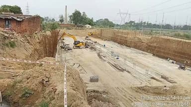 रिंग रोड निर्माण में सुरक्षा मानकों पर सवाल, खुला गड्ढा और ट्रांसफार्मर बना खतरा
घूरपुर क्षेत्र में निर्माण स्थल के पास बस्ती, स्थानीय लोगों ने जताई चिंता
बड़ा हादसा होने से पहले सुरक्षा इंतजाम सुनिश्चित करने की मांग
✒️रिपोर्ट सहयोगी प्रमोद व सुनील यादव के साथ राजेश सोनकर
प्रयागराज के घूरपुर थाना क्षेत्र से गुजर रहे रिंग रोड निर्माण कार्य के दौरान सुरक्षा मानकों को लेकर स्थानीय लोगों ने गंभीर सवाल उठाए हैं। आरोप है कि निर्माण स्थल पर खुले गड्ढों के आसपास पर्याप्त सुरक्षा व्यवस्था नहीं की गई है। वहीं, निर्माणाधीन स्थल के निकट खुले में रखा विद्युत ट्रांसफार्मर भी लोगों की चिंता का कारण बना हुआ है। स्थानीय नागरिकों का कहना है कि यदि समय रहते सुरक्षा उपाय नहीं किए गए तो बड़ा हादसा हो सकता है।
प्रयागराज। घूरपुर थाना क्षेत्र में चल रहे रिंग रोड निर्माण कार्य के बीच सुरक्षा व्यवस्था को लेकर स्थानीय लोगों में नाराजगी और चिंता देखने को मिल रही है। निर्माण स्थल से सटी आबादी होने के बावजूद कई स्थानों पर खुले गड्ढे दिखाई दे रहे हैं, जिनके चारों ओर पर्याप्त बैरिकेडिंग, चेतावनी बोर्ड या सुरक्षा संकेत नहीं होने का दावा किया जा रहा है।
स्थानीय लोगों का कहना है कि यदि कोई राहगीर, बच्चा, बुजुर्ग या पशु इन गड्ढों में गिर जाता है तो गंभीर हादसा हो सकता है। लोगों ने सवाल उठाया है कि ऐसी स्थिति में जिम्मेदारी किसकी होगी—कार्यदायी संस्था की, संबंधित विभाग की या निगरानी कर रहे अधिकारियों की?
इसी निर्माण स्थल के पास खुले में रखा विद्युत ट्रांसफार्मर भी लोगों की चिंता बढ़ा रहा है। स्थानीय निवासियों का कहना है कि ट्रांसफार्मर के आसपास पर्याप्त सुरक्षा घेरा नहीं होने से विशेषकर बच्चों और राहगीरों के लिए खतरा बना हुआ है।
स्थानीय नागरिकों ने मांग की है कि निर्माण एजेंसी, लोक निर्माण विभाग, विद्युत विभाग और संबंधित प्रशासनिक अधिकारी तत्काल मौके का निरीक्षण करें तथा सुरक्षा मानकों का पालन सुनिश्चित कराएं। निर्माण कार्य के दौरान बैरिकेडिंग, रिफ्लेक्टर, चेतावनी संकेत, रात्रिकालीन प्रकाश व्यवस्था और विद्युत उपकरणों की सुरक्षित घेराबंदी जैसी व्यवस्थाएं अनिवार्य रूप से की जाएं।
> महत्वपूर्ण सूचना: यह समाचार स्थानीय स्तर पर उठाई गई सुरक्षा संबंधी चिंताओं पर आधारित है। संबंधित विभागों का विस्तृत पक्ष सामने आने पर उसे भी प्रमुखता से प्रकाशित किया जाना चाहिए।
सार्वजनिक निर्माण कार्यों में सुरक्षा मानकों का पालन केवल औपचारिकता नहीं, बल्कि जनजीवन की सुरक्षा से जुड़ा विषय है। यदि स्थानीय लोगों द्वारा उठाई गई चिंताएं सही हैं, तो संबंधित विभागों द्वारा तत्काल निरीक्षण कर आवश्यक सुरक्षा उपाय किए जाना जनहित में आवश्यक होगा।
🟥 एनडी न्यूज़ एवं दैनिक निष्पक्ष धारा कार्यदायी संस्था, लोक निर्माण विभाग, विद्युत विभाग और जिला प्रशासन से अपील करता है कि किसी संभावित दुर्घटना का इंतजार करने के बजाय तत्काल सुरक्षा मानकों की समीक्षा कर आवश्यक सुधारात्मक कदम उठाए जाएं। आम नागरिकों से भी अनुरोध है कि निर्माणाधीन क्षेत्रों में सावधानी बरतें और किसी भी संभावित खतरे की सूचना संबंधित विभागों को तुरंत दें।
जनहित में सुझाव
निर्माण स्थलों पर मजबूत बैरिकेडिंग और चेतावनी बोर्ड लगाए जाएं।
खुले विद्युत ट्रांसफार्मरों की सुरक्षित घेराबंदी सुनिश्चित की जाए।
रात्रि में पर्याप्त प्रकाश एवं रिफ्लेक्टर की व्यवस्था की जाए।
स्थानीय प्रशासन नियमित सुरक्षा निरीक्षण कर कमियों को तत्काल दूर कराए।
नागरिक भी निर्माणाधीन क्षेत्रों में बच्चों और पशुओं को जाने से रोकें।
👇👇👇
#NDNews #दैनिकनिष्पक्षधारा #Prayagraj #Ghoorpur #RingRoad #RoadConstruction #PublicSafety #ElectricityDepartment #UPPWD #BreakingNews #UttarPradesh #UPPolice
👇👇
@dgpup
@UPGovt
@RSSorg
@Uppolice
@wpl1090
@RSSgeet
@MIB_India
@PMOIndia
@HMOIndia
@VHPDigital
@CMOUP_RC
@myogioffice
@InfoDeptUP
@CMOfficeUP
@UPPRD1948
@ChiefSecyUP
@MahantYogiG
@ChiefSecyUP
@BajrangDalOrg
@myogiadityanath
@112UttarPradesh
@UPPViralCheck
@UpPolicemitra
@prayagraj_pol
@ADGZonPrayagraj
@DM_PRAYAGRAJ
@CommissionerPrg
@NigamPrayagraj
@Prayagraj_TP
@PROdefprayagraj
👇👇
🟥 ND NEWS | दैनिक निष्पक्ष धारा
मुख्य संपादक/संस्थापक: राजन सिंह हाड़ा
सह-संपादक: शालिनी सिंह भदौरिया
📍कार्यालय-3: U158,हीरा स्वीट्स के पास, विकास मार्ग,लक्ष्मी नगर,पूर्वी दिल्ली 110092 (NCR)
📍कार्यालय-2:विधानसभा रोड, बर्लिंगटन चौराहा, लखनऊ (226001) (UP)
📍कार्यालय-1: 1/1 अटल बिहारी चौराहा,नियर बर्मा चौराहा,फतेहपुर (212601) (UP)
📅 दिनांक:13 जुलाई 2026
📞मोबाइल: 9696119696