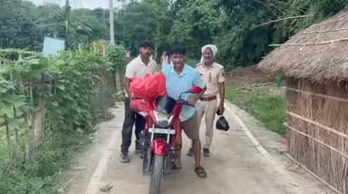 #सीतामढ़ी #सुप्पी में अमानवीयता की हद ससुरालवालों ने अंतिम संस्कार से किया इनकार भाई बाइक पर ले गया शव।।
.
.
.
#BiharNews #sitamarhi #breakingnews
न्यू़जबिहारकीआवाज newsbiharkiaawaj