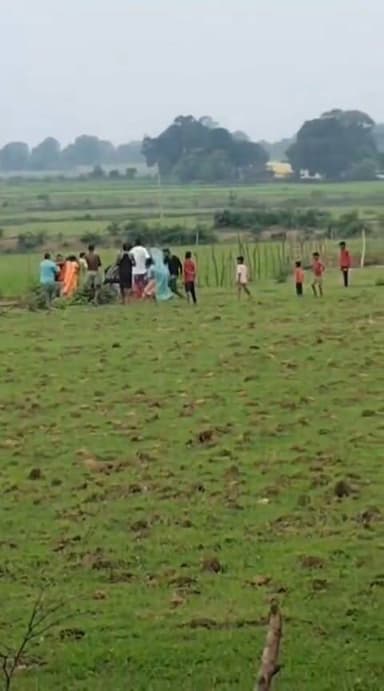 *जमीनी विवाद को लेकर दो पक्षों में मारपीट, महिलाओं से भी मारपीट का आरोप*
सतना। उचेहरा थाना व परसमनिया चौकी के समीप गुढ़ा गांव में रविवार दोपहर जमीनी विवाद को लेकर साहू समाज के दो पक्षों के बीच जमकर मारपीट हो गई। विवाद के दौरान एक पक्ष की महिलाओं के साथ भी मारपीट किए जाने का आरोप है।
घटना में घायल कमलेश साहू, प्रदीप साहू, छोटू साहू, कलावती साहू एवं चंद्रवती साहू ने परसमनिया चौकी एवं उचेहरा थाने में शिकायत दर्ज कराई है। पुलिस ने सभी घायलों का मेडिकल परीक्षण कराया है।
फरियादियों ने राजेश साहू, रमेश, उमेश, महेश, कपिल, अखिल, शिवम, पुष्पेंद्र, राजू एवं एक अन्य के खिलाफ मारपीट का आरोप लगाया है। पुलिस ने शिकायत के आधार पर मामला दर्ज कर जांच शुरू कर दी है। वहीं मामले वायरल एक वीडियो की भी जांच की जा रही है।