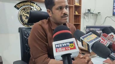 चित्रकूट-चित्रकूट जिलाधिकारी पुलकित गर्ग ने कहा तहसील कर्वी अंतर्गत ग्राम पंचायत खमरिया के मजरा कोल्हुमाफ़ी गाँव की बिजली पानी शिक्षा विकास जैसी तमाम समस्याओं को को समस्यायों मौके पर पहुंचकर निस्तारण करवाएंगे