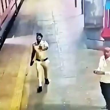 🫡 वर्दी की असली पहचान—कर्तव्य, साहस और मानवता।
अपनी सूझबूझ और त्वरित कार्रवाई से एक अनमोल ज़िंदगी बचाने वाले इस अधिकारी को सलाम। ऐसे जांबाज़ कर्मी अपने साहस और सेवा भाव से न सिर्फ एक परिवार की खुशियां बचाते हैं, बल्कि समाज का भरोसा भी मजबूत करते हैं।
ऐसे रियल हीरोज़ पर पूरे देश को गर्व है। 🇮🇳❤️
#Salute #RealHero #Respect #Humanity #Police #Inspiration #JaiHind #PublicService #ViralVideo