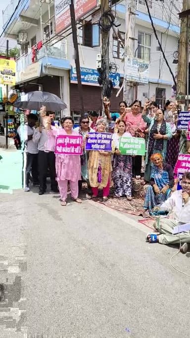 Haldwani- हीरानगर क्षेत्र में अतिक्रमण हटाए जाने और शौचालय निर्माण की मांग को लेकर प्रदर्शन करते लोग...