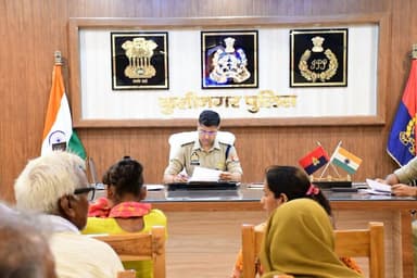 पुलिस अधीक्षक कुशीनगर श्री केशव कुमार द्वारा पुलिस कार्यालय में आये आवेदकों की समस्याओ को विस्तारपूर्वक सुनकर न्याय का भरोसा दिलाते हुये उनकी समस्याओं का न्यायोचित निस्तारण करने हेतु सम्बन्धित को निर्देश दिये जा रहे है।
#UPPolice https://t.co/KckdLOWcsm
