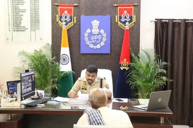 #SP_अमेठी द्वारा पुलिस कार्यालय गौरीगंज में #जनसुनवाई कर कार्यालय में आने वाले फरियादियों की शिकायतों को सुना गया तथा उनकी शिकायतों के समयबद्ध व गुणवत्तापूर्ण निस्तारण हेतु संबन्धित को आवश्यक आदेश-निर्देश दिए गए।
#amethipolice https://t.co/N79ePYbswp