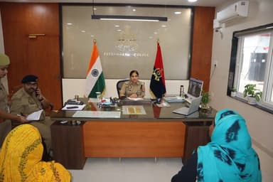 पुलिस अधीक्षक जनपद फतेहगढ द्वारा समस्त क्षेत्राधिकारी व थाना प्रभारियों के साथ गूगल मीट के माध्यम से वर्चुअली जनसुनवाई कर थानों/कार्यालयों में आये हुये आवेदकों की समस्याओं को सुनकर गुणवत्तापूर्ण व समयबद्ध निस्तारण हेतु सम्बन्धित को आवश्यक दिशा-निर्देश दिये गये। #Fatehgarhpolice https://t.co/IDDMhAW0zU