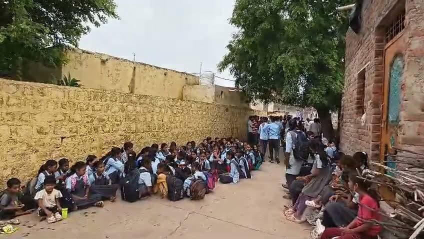 बारां जिले के छबड़ा उपखंड के कड़ियावन गांव में सरकारी स्कूल में शिक्षकों की भारी कमी को लेकर ग्रामीणों और छात्राओं का गुस्सा सड़क पर उतरा, 12वीं तक संचालित राजकीय उच्च माध्यमिक विद्यालय में पर्याप्त शिक्षक नहीं होने से नाराज़ ग्रामीणों ने स्कूल के मुख्य गेट पर ताला जड़कर धरने पर बैठे, प्रदर्शन के एक घंटे बाद तक भी शिक्षा विभाग का कोई अधिकारी मौके पर नहीं पहुंचा।।
शहर कांग्रेस बारां भाजपा जिलाध्यक्ष बारां
#CMO #CMORajasthan #educationministerrajsthan #madandilawar #deobaran #Cbochhabra #BreakingNews #Treandingnews #vairalpost #GovtSchoolRajasthan