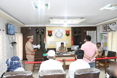 #baghpatpolice
पुलिस अधीक्षक बागपत द्वारा पुलिस कार्यालय में #जनसुनवाई के दौरान आमजन की समस्याएं एवं शिकायतें गम्भीरता से सुनी गईं तथा प्रत्येक फरियादी से संवाद करते हुए उनकी समस्याओं के त्वरित एवं निष्पक्ष निस्तारण हेतु संबंधित को आवश्यक दिशा-निर्देश दिये गये।
@Uppolice https://t.co/lhq93bKI9O