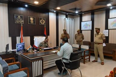 #Chitrakoot
#SPCkt अरुण कुमार सिंह द्वारा पुलिस कार्यालय में की गयी जनसुनवाई, शिकायतों के त्वरित निस्तारण हेतु सम्बन्धित को दिए निर्देश। https://t.co/klJ66zbBVG