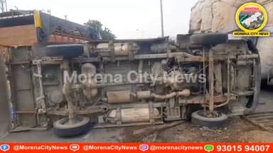 सड़क पार कर रही गायों से टकराया मिनी ट्रक, दोनों की मौ.त, NH-44 पर लगा जाम
मुरैना/ बानमौर NH-44 पर दर्द.नाक हादसा, सोमवार सुबह धौलपुर से ग्वालियर जा रहा एक मिनी ट्रक सड़क पार कर रही दो गायों से टकराकर पलट गया। हादसे में दोनों गायों की मौके पर मौ.त हो गई। ट्रक में सवार चालक और उसके दो बेटे मामूली घायल हुए, जिन्हें स्थानीय लोगों ने सुरक्षित बाहर निकाल लिया। पुलिस ने मौके पर पहुंचकर कार्रवाई शुरू कर दी है।
#morena #मुरैना