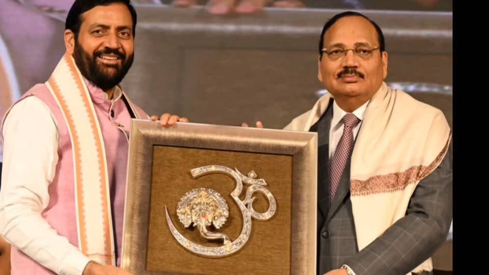 हरियाणा बड़ी खबर /गुरुग्राम को मिला 'टॉवर ऑफ जस्टिस', मुख्य न्यायाधीश सूर्यकांत ने किया लोकार्पण, न्याय व्यवस्था को मिली नई ताकत,इस अवसर पर सर्वोच्च न्यायालय के न्यायाधीश न्यायमूर्ति सतीश चंद्र शर्मा, न्यायमूर्ति जॉर्ज मसीह, न्यायमूर्ति प्रसन्न बी. वराले, न्यायमूर्ति शील नागू, न्यायमूर्ति श्री चंद्रशेखर, न्यायमूर्ति संजीव सचदेवा एवं न्यायमूर्ति अरुण पल्ली के साथ ही हरियाणा के उद्योग मंत्री राव नरबीर सिंह, शिक्षा मंत्री महिपाल ढांडा, विधायक मुकेश शर्मा, बिमला चौधरी, तेजपाल तंवर सहित हरियाणा के मुख्य सचिव अनुराग रस्तोगी, डीजीपी अजय सिंघल, अतिरिक्त मुख्य सचिव सुधीर राजपाल, जिला एवं सत्र न्यायाधीश गुरुग्राम नरेंद्र सुरा, जिला एवं सत्र न्यायाधीश नूह सुशील गर्ग, सीपी शिवास कविराज, डीसी गुरुग्राम उत्तम सिंह, डीसी नूंह अखिल पिलानी सहित बार एसोसिएशन के पदाधिकारीगण व अन्य गणमान्य मौजूद रहे।
#TowerOfJustice #Gurugram #JusticeSystem #CJISuryaKant #NayabSinghSaini #JudicialInfrastructure #EaseOfJustice #NewIndia #ViksitBharat2047 #Judiciary #Haryana #LegalReforms #CourtInfrastructure #DigitalJustice #AKNewsHaryana #highlights #follower #follow #followersreels #followerseveryone