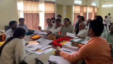 दतिया-मुख्यमंत्री मोहन यादव पहुंचे दतिया आशुतोष तिवारी के समर्थन में नामांकन फार्म जमा किया साथ में मुख्यमंत्री मोहन यादव प्रदेश अध्यक्ष हेमंत खंडेलवाल डिप्टी सीएम जगदीश देवड़ा पूर्व मुख्यमंत्री डॉ नरोत्तम मिश्रा सहित कई भाजपा कार्यकर्ता शामिल हुए।
