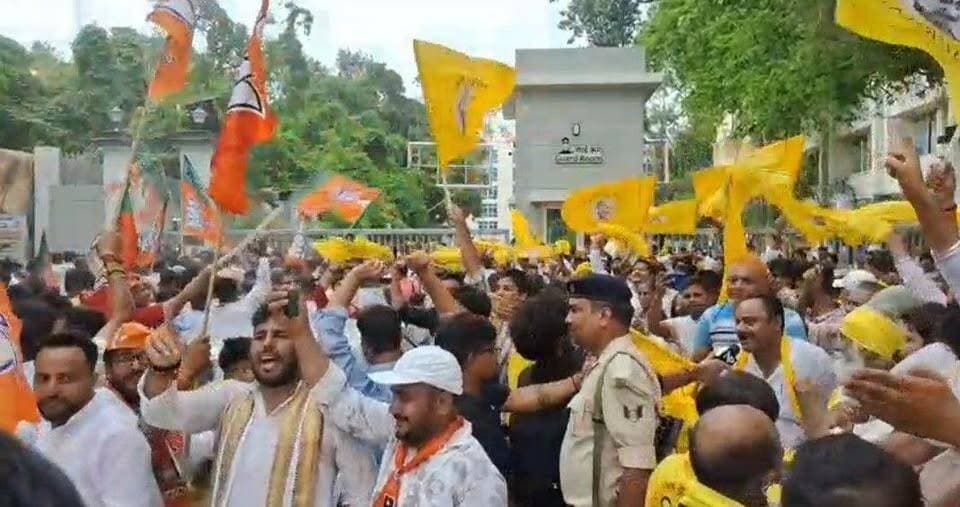 #पटना में #बिगड़ा #माहौल?जन #सुराज व #बीजेपी #कार्यकर्ताओं में जोड़दार भिड़ंत!
#SAROJRAJA #SACHTALKS #TODAYNEWS #SITAMARHI #BREAKINGNEWS #MUSIC #NBA