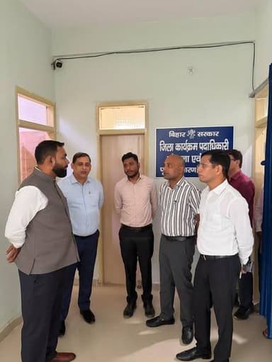जिलाधिकारी ने किया जिला शिक्षा कार्यालय का औचक निरीक्षण
जिलाधिकारी श्री सौरभ सुमन यादव के द्वारा आज उप विकास आयुक्त डॉ प्रदीप कुमार एवं सहायक समाहर्ता श्री राजकृष्ण झा के साथ जिला शिक्षा पदाधिकारी के कार्यालय का औचक निरीक्षण किया गया। निरीक्षण के दौरान बायोमैट्रिक अटेंडेंस देखी गई एक-एक कर्मियों का परिचय प्राप्त किया गया एवं जो कर्मी अनाधिकृत रूप से अनुपस्थित पाए गए उनसे स्पष्टीकरण करते हुए उनका वेतन कटौती करने का निर्देश दिया गया।
जिलाधिकारी के द्वारा जिला शिक्षा पदाधिकारी को निर्देश दिया गया कि सेवांत लाभ सहित एरियर भुगतान के जो मामले हैं उसका निष्पादन हर हाल में एक माह के अंदर करना सुनिश्चित करें। इसके अलावा निर्देश दिया गया कि शिकायत से संबंधित जो भी मामले हैं उनका निष्पादन अगले 15 दिनों में कर दिया जाए। जरूरत पड़े तो इसके लिए कैंप भी लगवाएं। डीएम ने कहा कि शिक्षकों एवं छात्रों की समस्याओं को गंभीरता से लिया जाए एवं इसका निष्पादन किया जाए।
जन शिकायत से संबंधित प्राप्त आवेदनों का अच्छे से रख रखाव किया जाए, उसका लॉग बुक मेंटेन किया जाए, शिकायतकर्ता के द्वारा शिकायत कब प्राप्त हुई और उस पर कब क्या कार्रवाई हुई, एक-एक स्टेप की जानकारी रखी जाए और नियमित रूप से उसकी समीक्षा की जाए। किसी भी स्तर पर लंबित रहने की स्थिति में उस स्तर के कर्मी/ पदाधिकारी के विरुद्ध कार्रवाई की जाए।
जिलाधिकारी के द्वारा निर्देश दिया गया कि सेवान्त लाभ के मामलों के निष्पादन एवं प्राप्त शिकायतों के निष्पादन से संबंधित कृत कार्रवाई संबंधी प्रतिवेदन जिला गोपनीय प्रशाखा को उपलब्ध कराई जाए।
जिलाधिकारी के द्वारा निर्देश दिया गया की शिक्षा विभाग में पदस्थापित सभी पदाधिकारी एवं कर्मी नियमित रूप से बायोमैट्रिक अटेंडेंस बनाएं एवं इसकी रेगुलर बेसिस पर समीक्षा की जाए।
जो भी कर्मी समय से कार्यालय नहीं आते हैं उनके विरुद्ध नियमानुसार कार्रवाई की जाए।।
Information & Public Relations Department, Government of Bihar Bihar Education Department