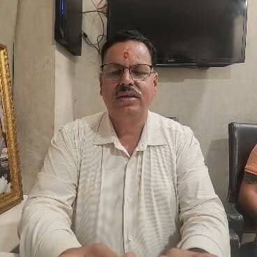 बेलखेत में क्वैराला नदी पर 85 मीटर स्पान पैदल झूला पुल निर्माण को वित्तीय स्वीकृति के बाद से कार्य प्रगति पर
टेंडर प्रक्रिया पूर्ण कार्य प्रगति पर, निर्धारित समय से पूर्व कार्य होगा पूर्ण:अधिशासी अभियंता
चम्पावत। मुख्यमंत्री पुष्कर सिंह धामी की घोषणा संख्या 341/2024 के अंतर्गत प्रस्तावित महत्वपूर्ण परियोजना बेलखेत क्षेत्र में क्वैराला नदी पर 85 मीटर स्पान पैदल झूला पुल को राज्य आपदा न्यूनीकरण निधि (एसडीआरएफ) मद से वित्तीय स्वीकृति प्राप्त हो गई है। परियोजना के लिए 481.57 लाख रुपये की प्रशासकीय एवं वित्तीय स्वीकृति प्रदान की गई है। जिस पर टेंडर और अन्य औपचारिकताएं पूर्ण कर बेलखेत क्षेत्र में क्वैराला नदी पर 85 मीटर स्पान पैदल झूला पुल के निर्माण कार्य जारी है ।
अधिशासी अभियंता, लोक निर्माण विभाग, चम्पावत मोहन चंद पलड़िया ने बताया कि झूला पुल का निर्माण कार्य प्रगति पर है। उन्होंने कहा कि परियोजना के लिए निर्धारित एक वर्ष की समय-सीमा से पूर्व ही निर्माण कार्य पूर्ण करने का लक्ष्य रखा गया है, ताकि स्थानीय जनता को शीघ्र इसका लाभ मिल सके।