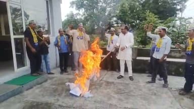 बनबसा में आम आदमी पार्टी ने चंदा चोरी और नीट पेपर लीक के खिलाफ फूंका केंद्र सरकार का पुतला, राष्ट्रपति को भेजा ज्ञापन?
