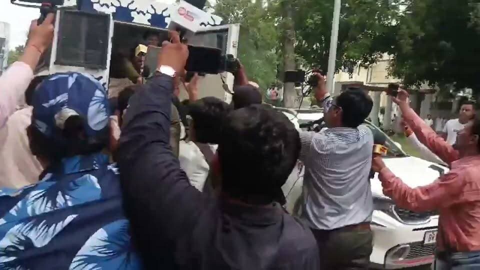 बाकीपुर उपचुनाव में तेजप्रताप यादव के कैंडिडेट #वीणा #मानवी को 420 के मामले में पुलिस हिरासत में लिया।
Sachhai aap tak News 24 #veenamanvi #viralpost #TejPratapYadav #BAKIPUR #bihar Bihar Police #TejashwiYadav Samrat Choudhary #reelsviralシ #reelschallenge #viralvideoシ