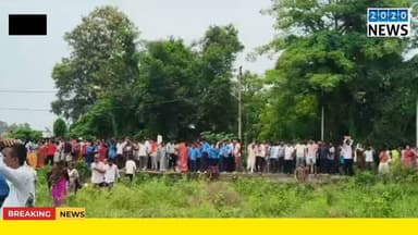 पटना जिले के नौबतपुर इलाके में एक ऐसा फिल्मी नजारा देखने को मिला, जिसने पुलिस-प्रशासन और स्थानीय लोगों के पसीने छुड़ा दिए। एक नाबालिग लड़की अपने प्रेमी से शादी करने की जिद पर अड़ गई और उसे मौके पर बुलाने के लिए मोबाइल टावर की सबसे ऊंची चोटी पर जा चढ़ी। चिलचिलाती धूप में टावर पर बैठी लड़की नीचे खड़े लोगों को देखकर चिल्लाने लगी—"उसे (प्रेमी को) यहीं बुलाओ और मेरी उससे शादी कराओ, वरना मैं यहाँ से कूद जाऊँगी।"बताया जा रहा है कि प्रेमी नौबतपुर के वरुण गांव का है, जबकि लड़की पालीगंज अनुमंडल के दुल्हिनबाजार इलाके की है। दोनों के बीच काफी समय से प्रेम प्रसंग चल रहा था। जब लड़की के परिजनों ने इस रिश्ते का विरोध किया, तो प्यार का भूत इस कदर सवार हुआ कि वह घर से भागकर नौबतपुर पहुँची और सीधे मोबाइल टावर पर चढ़ गई। #videoviral #Naubatpurpatna #loveaffair #mobiletower #hungamalover #police