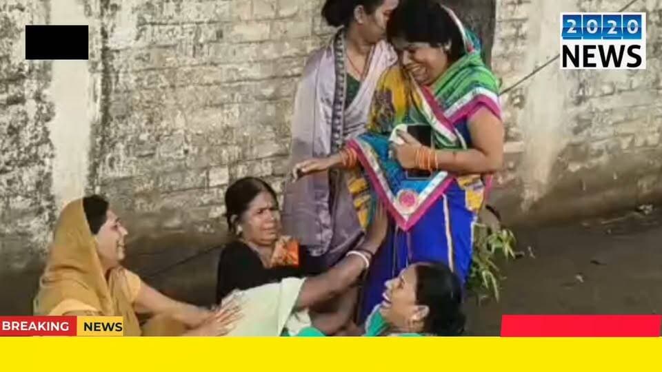 पटना जिले के बिहटा स्थित छड़ फैक्ट्री में बिजली के करंट से झुलसकर एक मजदूर की हुई मौत, परिवार वालों ने फैक्ट्री संचालको के ऊपर लगाया लापरवाही का आरोप, मृतक बिहटा थाना क्षेत्र के विषंम्भरपुर गांव के रहने वाले बालेश्वर भगत के रूप में हुई पहचान, सूचना पर पहुंची पुलिस कार्रवाई के लिए जुटी #bihta #deathlaborer #electricshock #PelletFactory #patnapolice