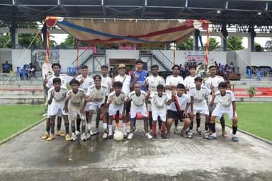 65वीं राज्य स्तरीय सुब्रतो मुखर्जी कप U-17 बालक फुटबॉल प्रतियोगिता-2026 के दूसरे दिन रोमांचक मुकाबलों में खिलाड़ियों ने शानदार खेल कौशल, अनुशासन और टीम भावना का परिचय दिया। विजेता टीमों ने शानदार प्रदर्शन के साथ अगले चरण में अपनी जगह पक्की की। किशनगंज खेल प्रतिभाओं के उत्साह और खेल भावना का साक्षी बन रहा है।
#NewsUpdate #football #FIFA